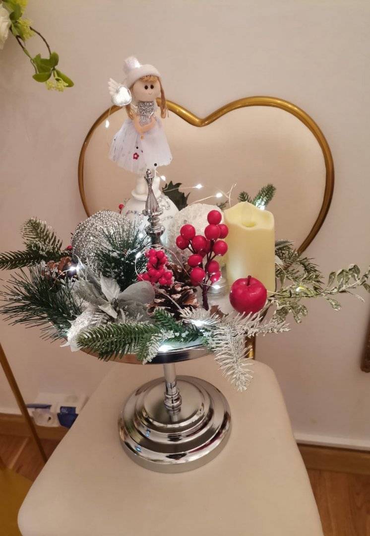 Aranjament De Craciun Cu Ingeras Si Conuri De Brad Pe Suport Cu Picior Argintiu Si Led