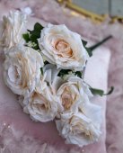 Buchet 7 fire trandafiri cu bobite Crem