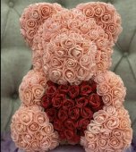 Urs 40 cm din flori de spuma skin pink cu inima de sapun rosie in cutie cadou