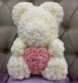Urs 40cm din flori de spuma alb cu inima de sapun roz in cutie cadou